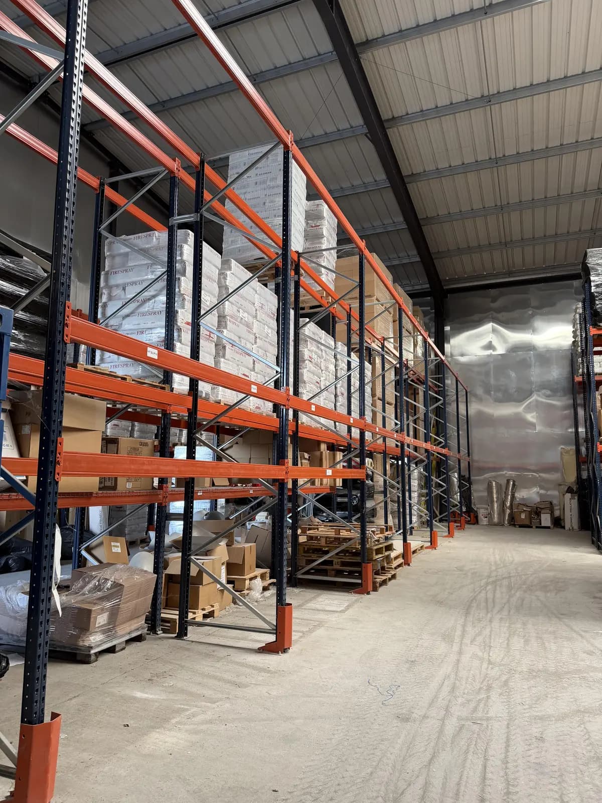 Racks de stockage de palettes dans l'entrepôt Ecolivery à Frépillon