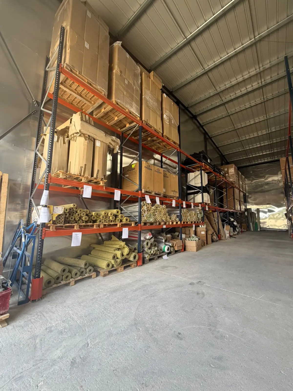 Marchandises stockées sur les rayonnages Ecolivery